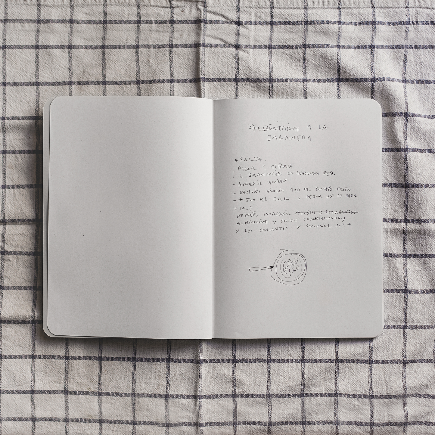 CUADERNO RÚSTICA BORDES REDONDEADOS ● GRIS