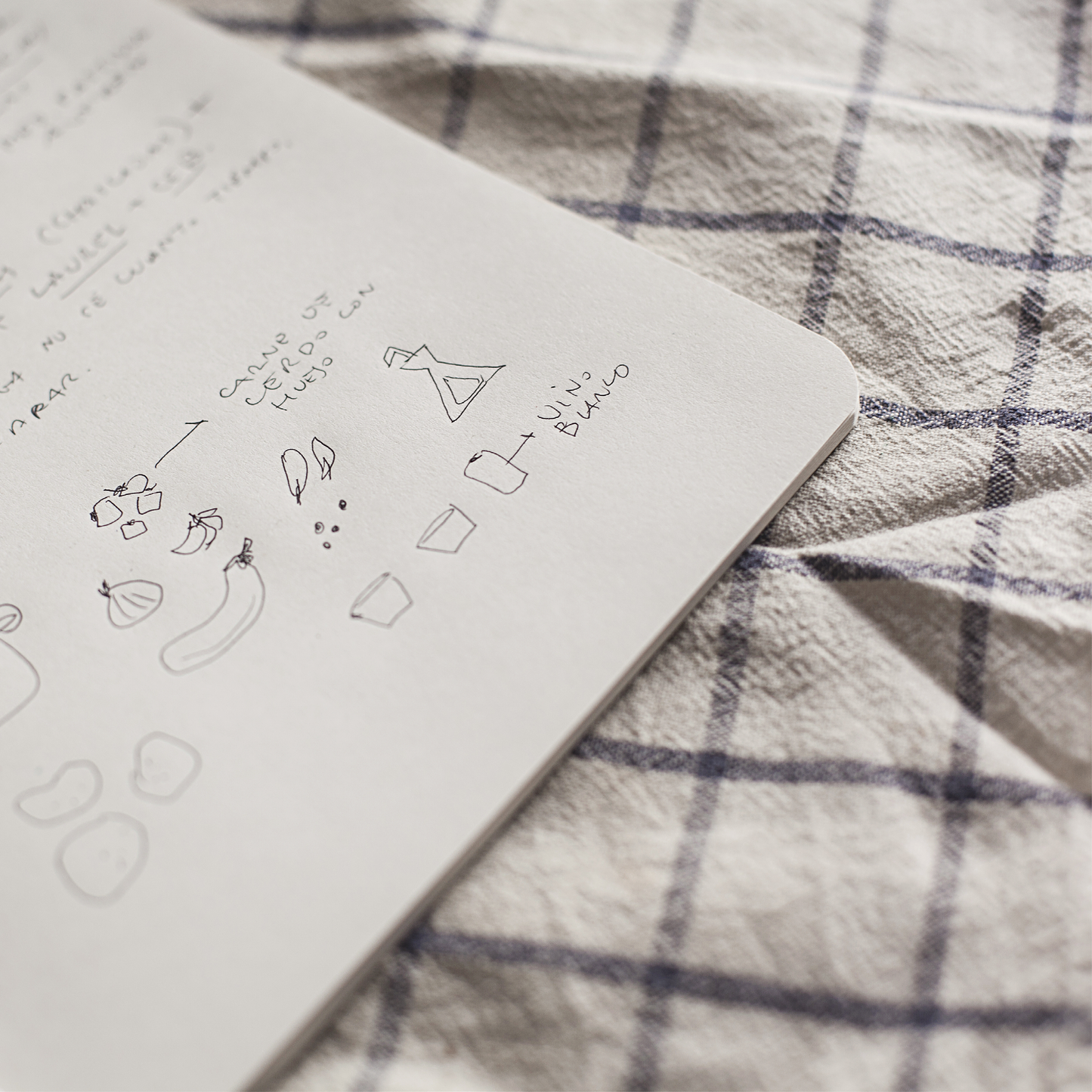 CUADERNO RÚSTICA BORDES REDONDEADOS ● NEGRO
